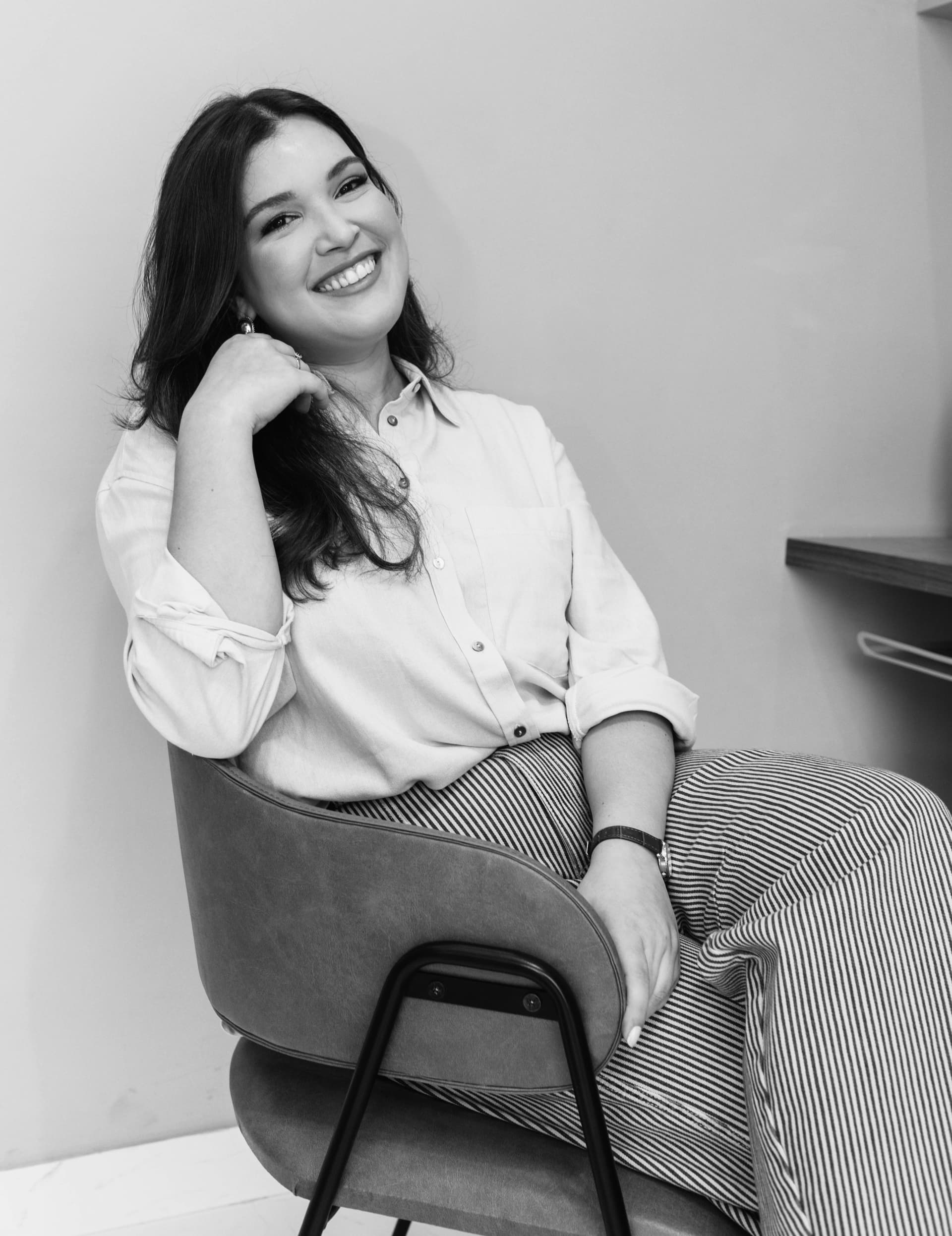 Dra. Rebeca Moura em consultório segurando um dermatoscópio